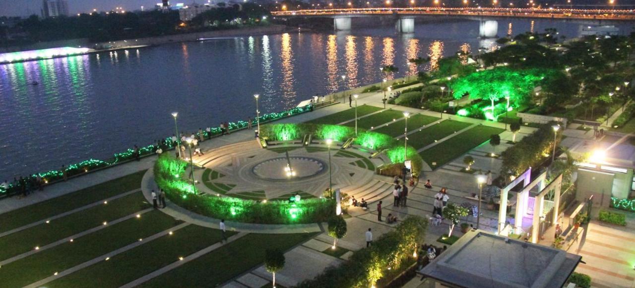 Holiday Inn Express Ahmedabad Prahlad Nagar By Ihg Eksteriør billede