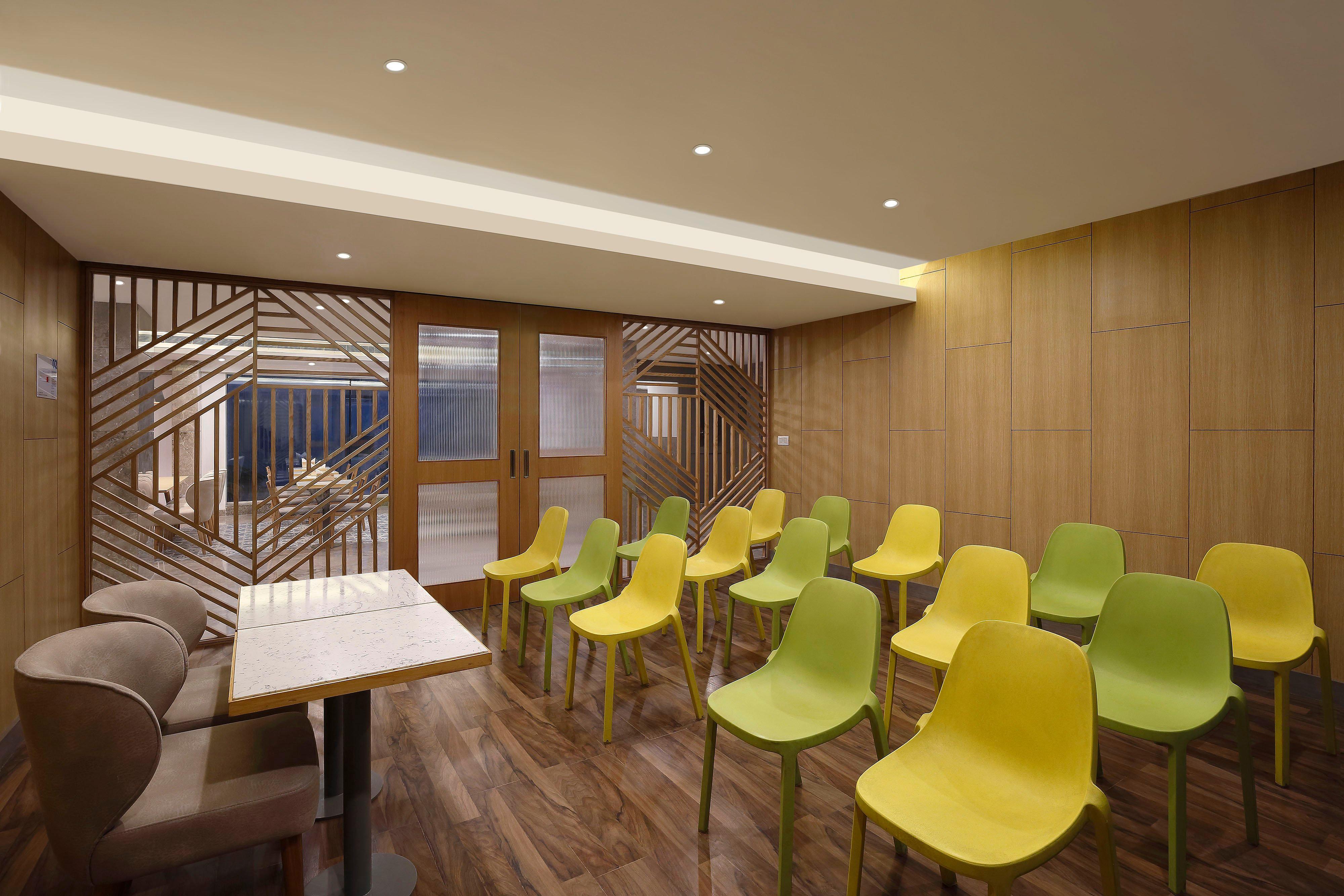 Holiday Inn Express Ahmedabad Prahlad Nagar By Ihg Eksteriør billede