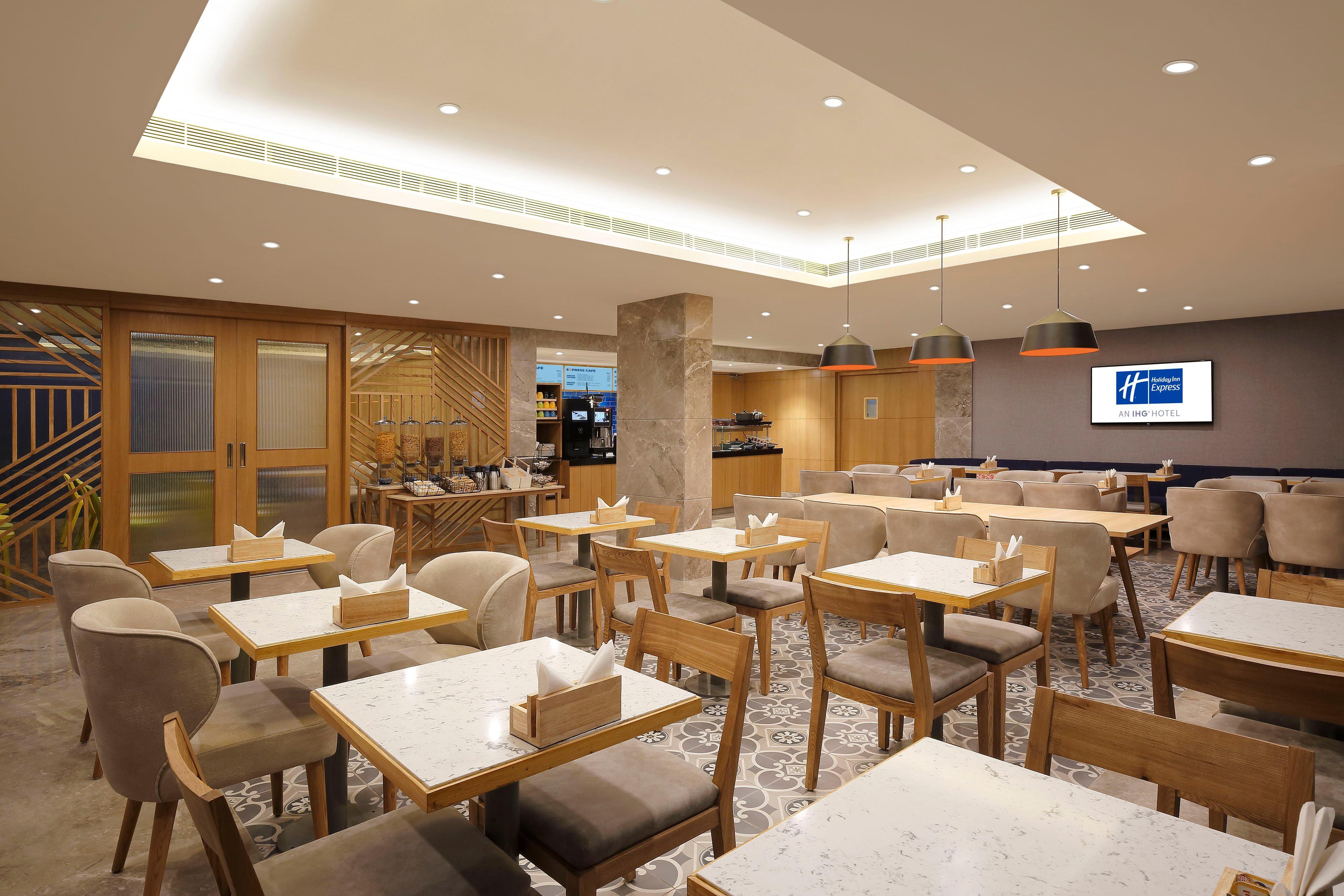 Holiday Inn Express Ahmedabad Prahlad Nagar By Ihg Eksteriør billede
