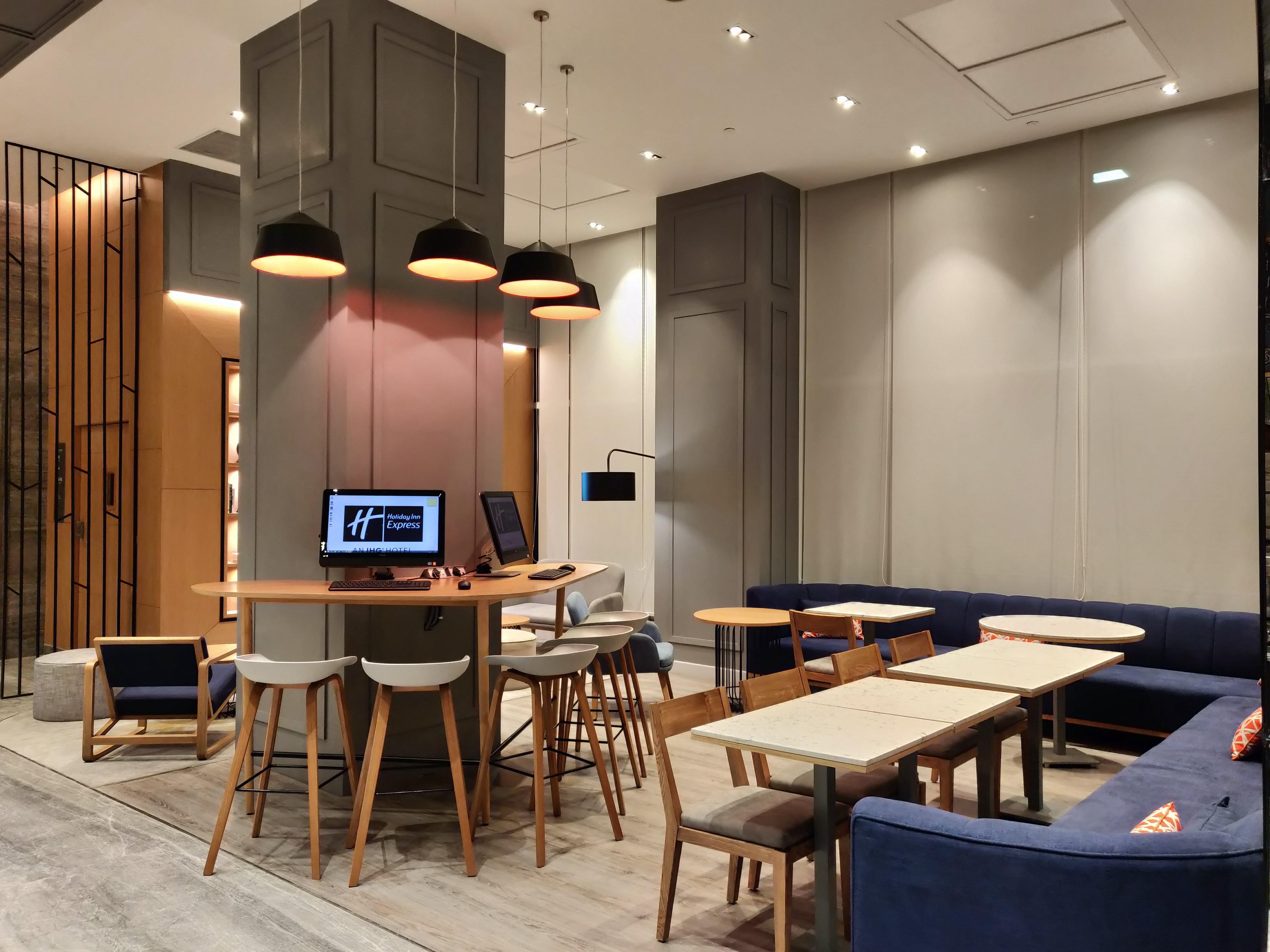 Holiday Inn Express Ahmedabad Prahlad Nagar By Ihg Eksteriør billede