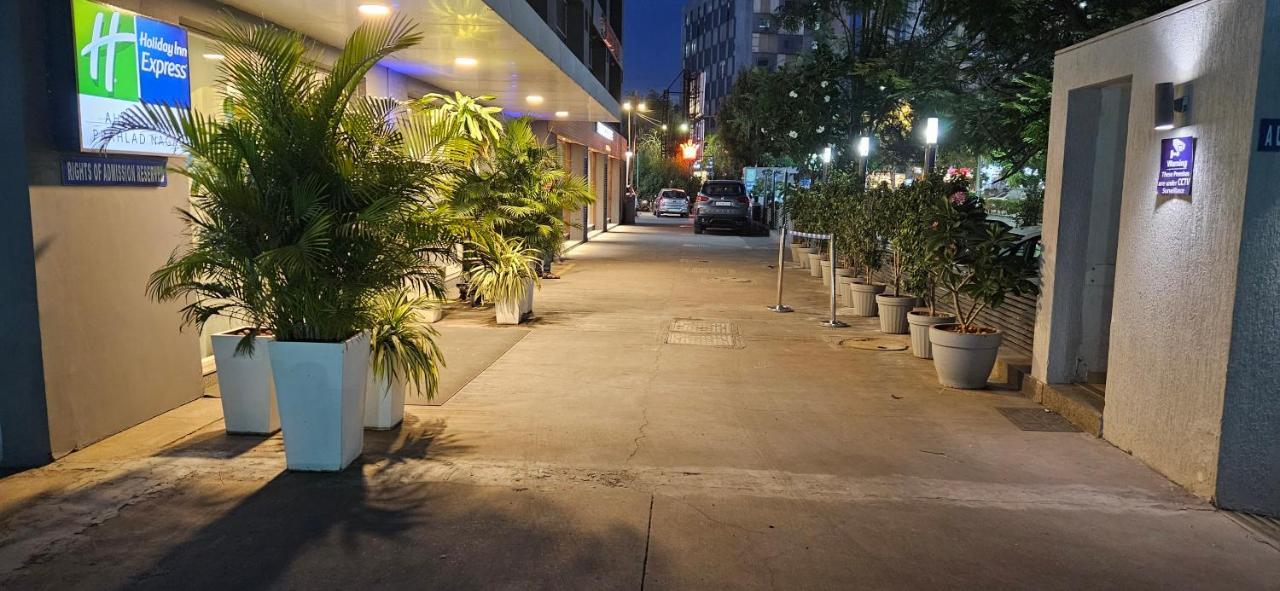 Holiday Inn Express Ahmedabad Prahlad Nagar By Ihg Eksteriør billede